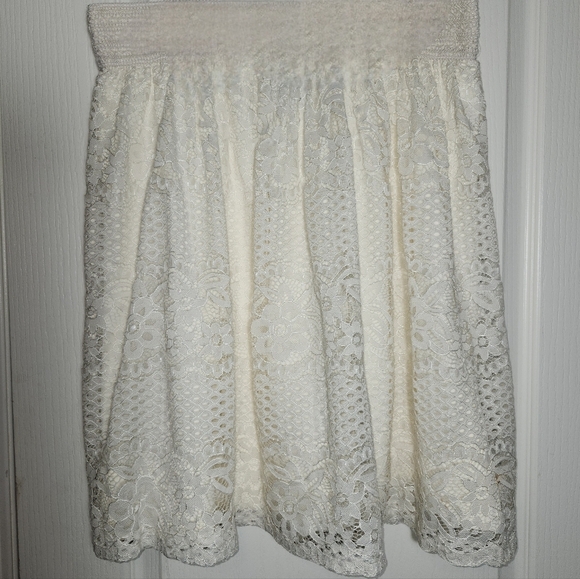Metrowear high waisted lace skirt in  a cream color, lined in a size XL - Picture 7 of 13